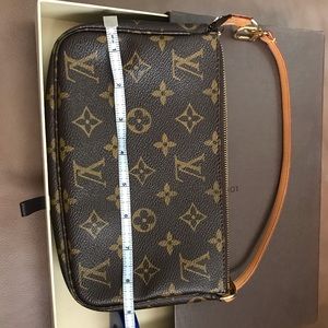 LV pochette
